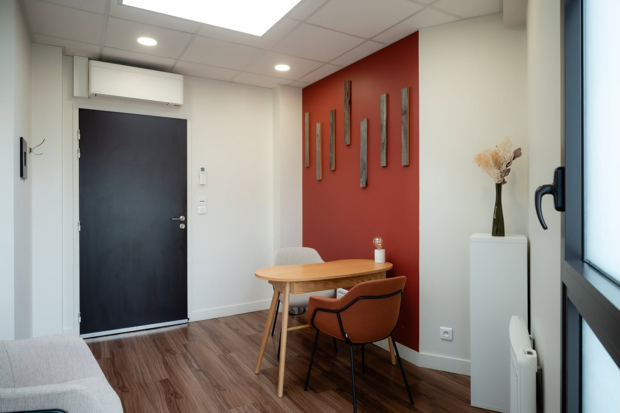 Autre vue du cabinet avec fenêtre, fauteuil et espace dégagé